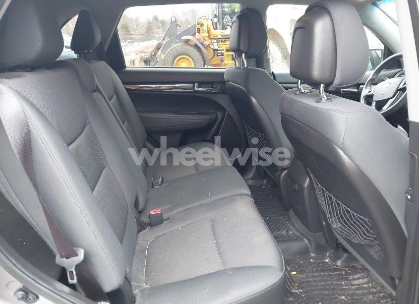 Photo 8 of 2011 Kia Sorento LX (VIN 5XYKTCA19BG087600)