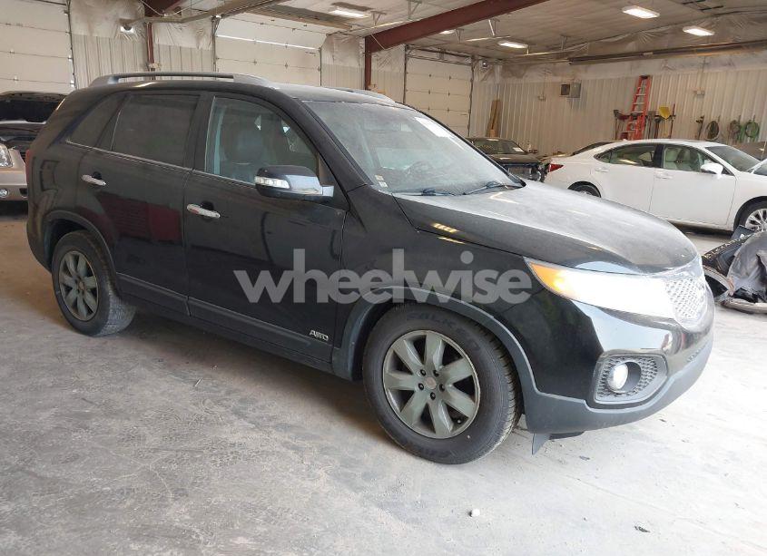 2011 Kia Sorento LX (VIN 5XYKTCA1XBG026949) main photo