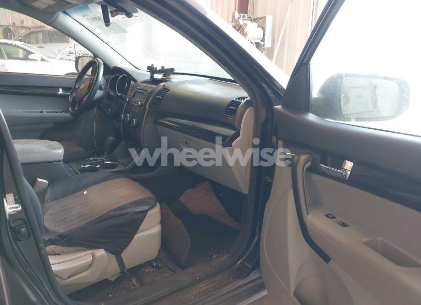 Photo 5 of 2011 Kia Sorento LX (VIN 5XYKTCA1XBG026949)