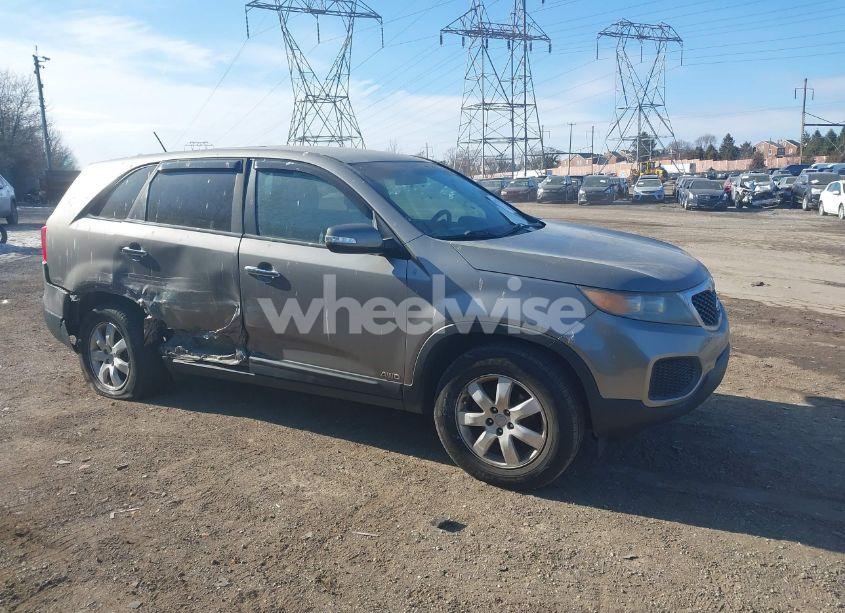 2011 Kia Sorento LX (VIN 5XYKTCA1XBG138926) main photo