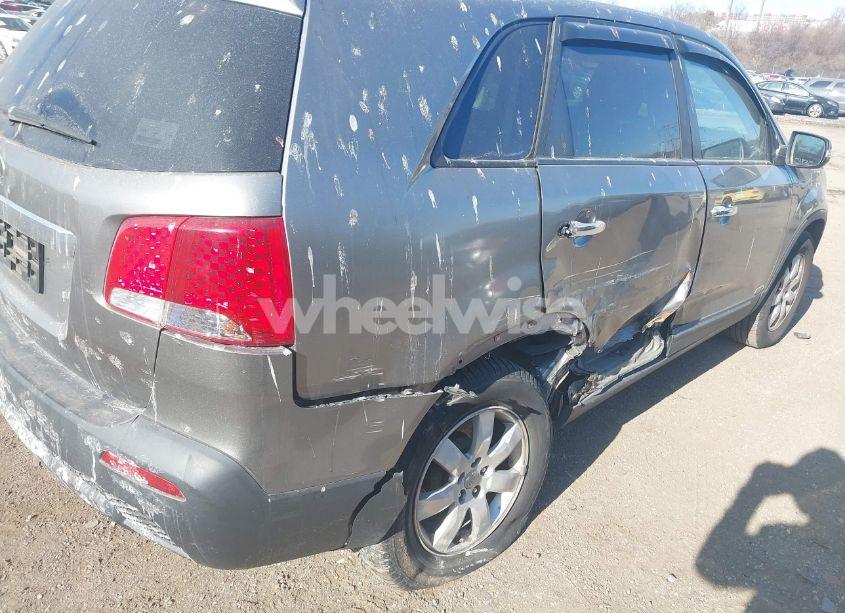 Photo 12 of 2011 Kia Sorento LX (VIN 5XYKTCA1XBG138926)