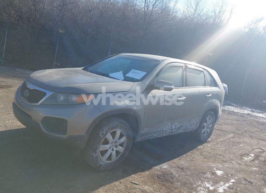 Photo 2 of 2011 Kia Sorento LX (VIN 5XYKTCA1XBG138926)