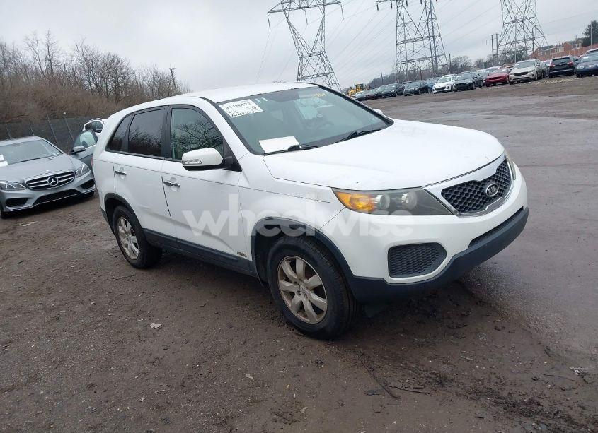 2011 Kia Sorento LX (VIN 5XYKTCA1XBG144063) main photo