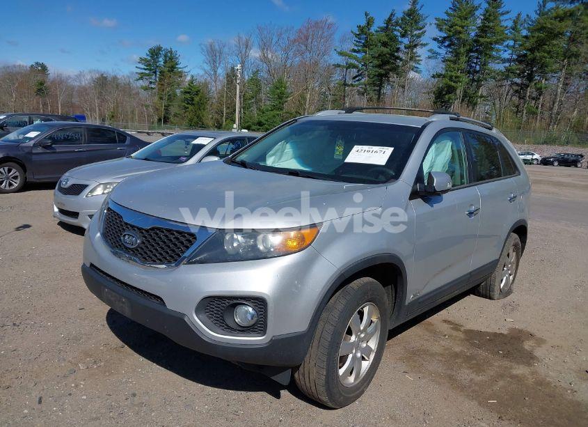 Photo 2 of 2012 Kia Sorento LX (VIN 5XYKTCA60CG223660)