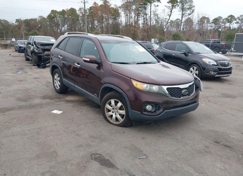 2013 Kia Sorento LX (VIN 5XYKTCA60DG324554) main photo