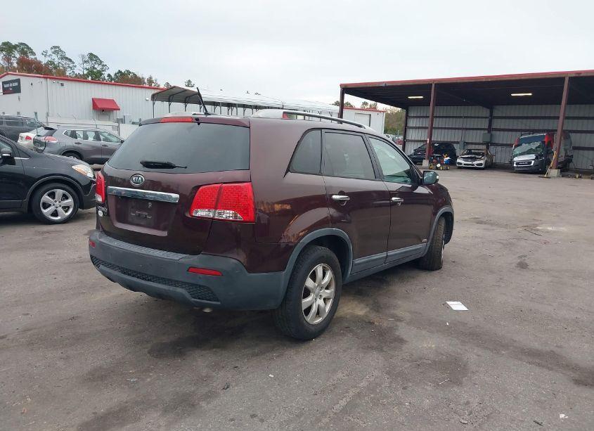 Photo 4 of 2013 Kia Sorento LX (VIN 5XYKTCA60DG324554)