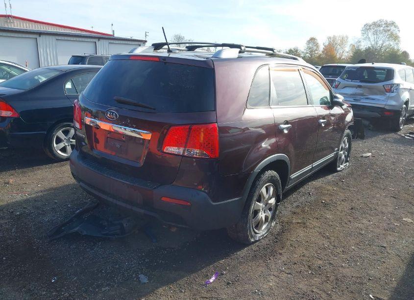 Photo 4 of 2013 Kia Sorento LX (VIN 5XYKTCA60DG333111)