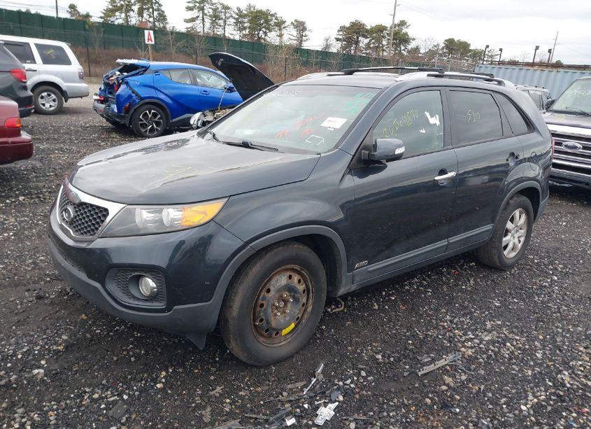 Photo 2 of 2013 Kia Sorento LX (VIN 5XYKTCA60DG336560)