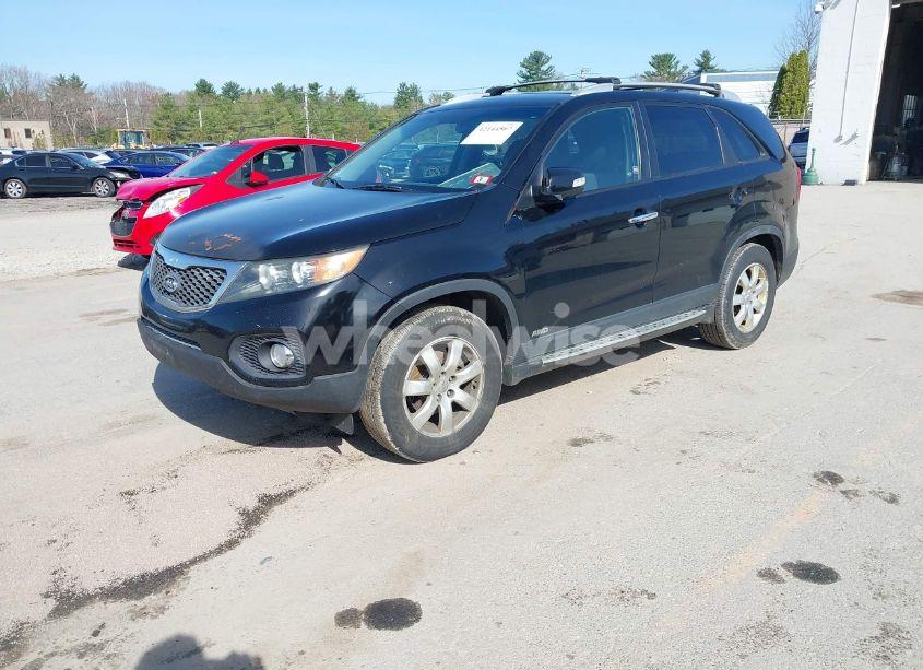 Photo 2 of 2013 Kia Sorento LX (VIN 5XYKTCA60DG347929)