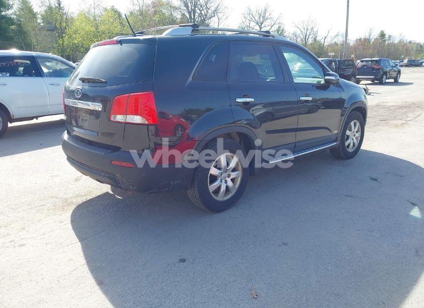 Photo 4 of 2013 Kia Sorento LX (VIN 5XYKTCA60DG347929)