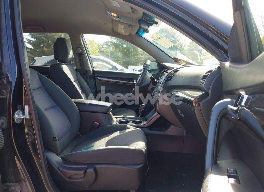 Photo 5 of 2013 Kia Sorento LX (VIN 5XYKTCA60DG347929)