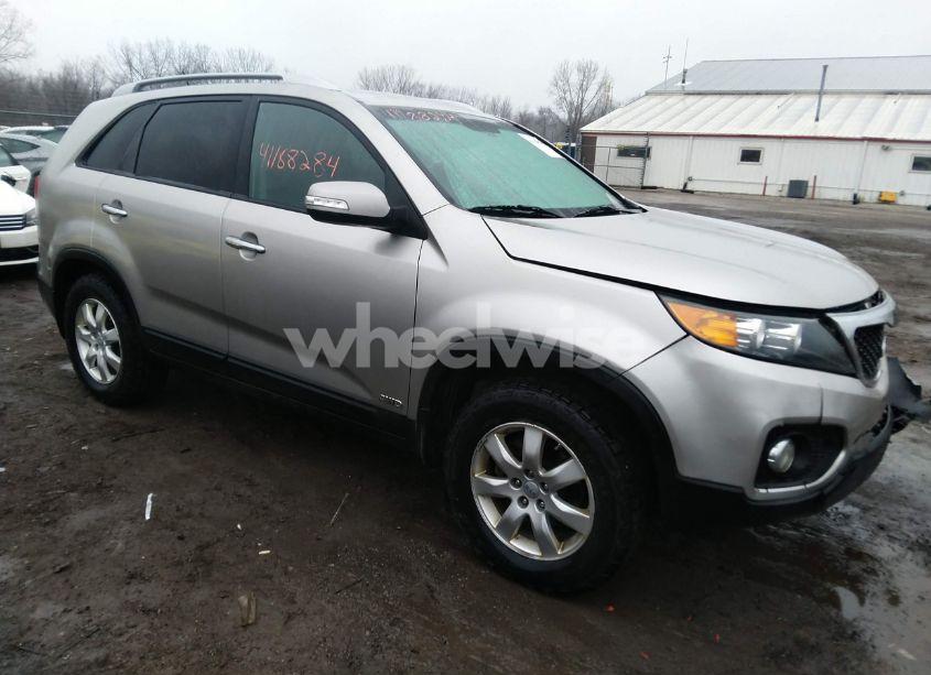 2013 Kia Sorento LX (VIN 5XYKTCA60DG408695) main photo