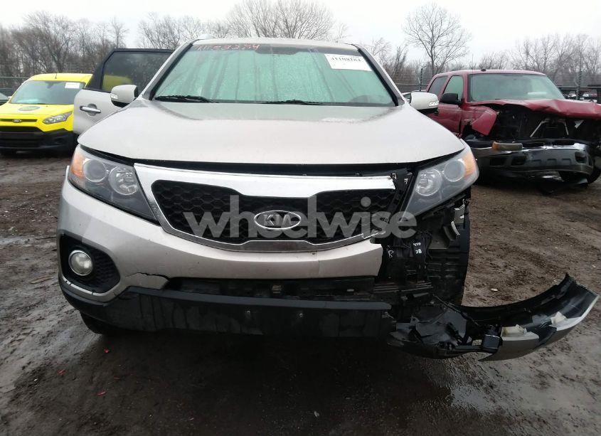 Photo 12 of 2013 Kia Sorento LX (VIN 5XYKTCA60DG408695)