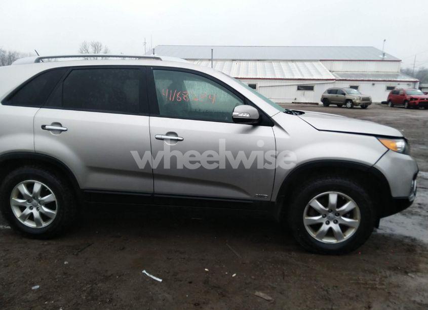 Photo 13 of 2013 Kia Sorento LX (VIN 5XYKTCA60DG408695)