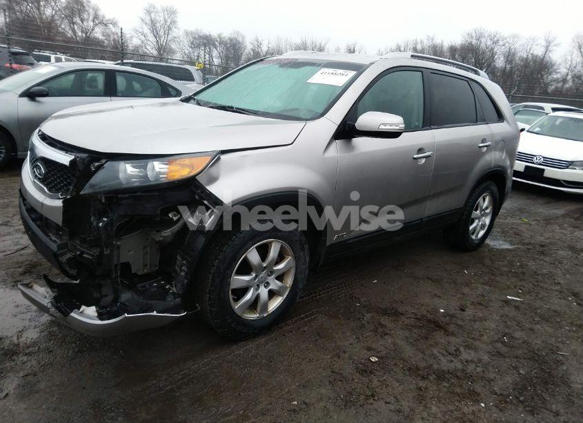 Photo 2 of 2013 Kia Sorento LX (VIN 5XYKTCA60DG408695)