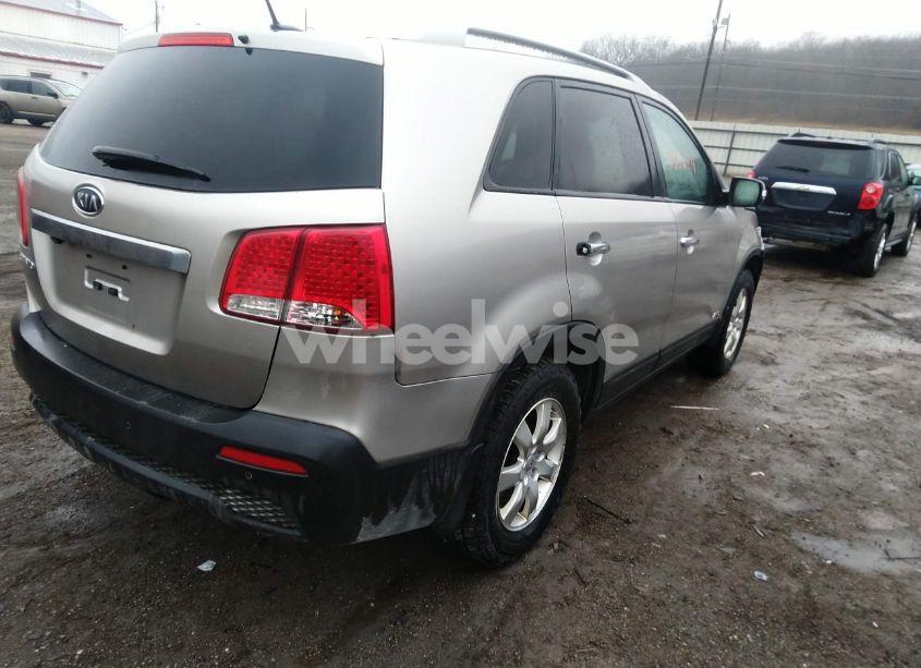 Photo 4 of 2013 Kia Sorento LX (VIN 5XYKTCA60DG408695)