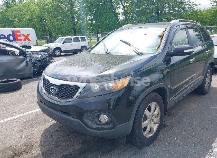 Photo 2 of 2013 Kia Sorento LX (VIN 5XYKTCA60DG418613)