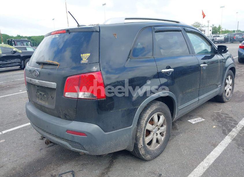 Photo 4 of 2013 Kia Sorento LX (VIN 5XYKTCA60DG418613)