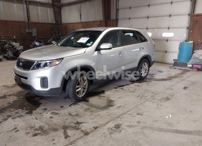 Photo 2 of 2014 Kia Sorento LX (VIN 5XYKTCA60EG462628)