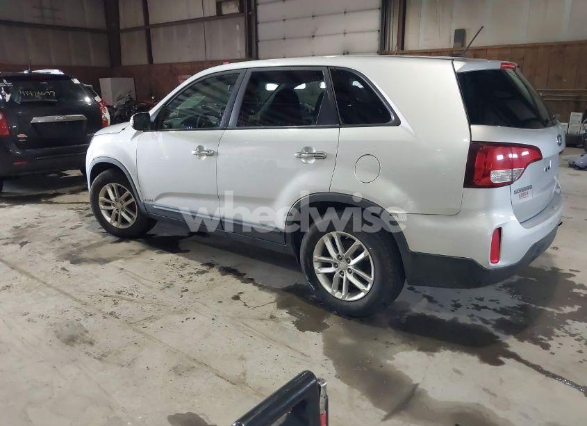 Photo 3 of 2014 Kia Sorento LX (VIN 5XYKTCA60EG462628)