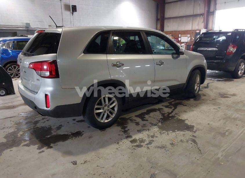 Photo 4 of 2014 Kia Sorento LX (VIN 5XYKTCA60EG462628)