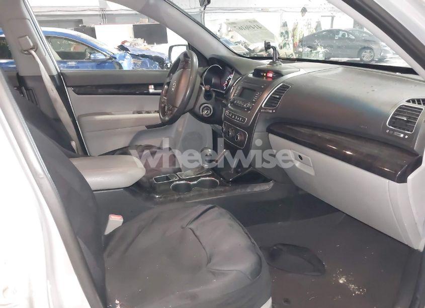 Photo 5 of 2014 Kia Sorento LX (VIN 5XYKTCA60EG462628)