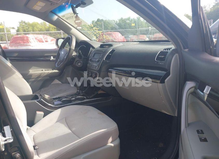 Photo 5 of 2014 Kia Sorento LX (VIN 5XYKTCA60EG526747)