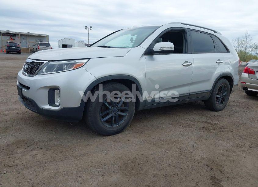 Photo 2 of 2015 Kia Sorento LX (VIN 5XYKTCA60FG639308)