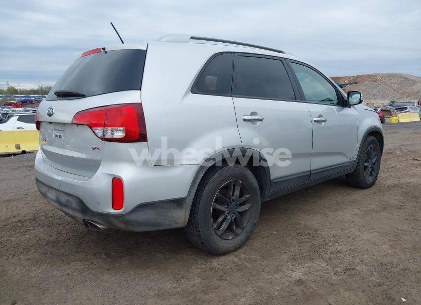 Photo 4 of 2015 Kia Sorento LX (VIN 5XYKTCA60FG639308)