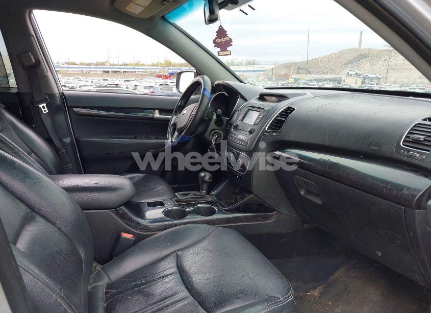 Photo 5 of 2015 Kia Sorento LX (VIN 5XYKTCA60FG639308)