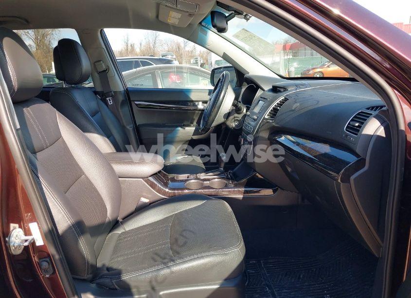 Photo 5 of 2015 Kia Sorento LX (VIN 5XYKTCA60FG644704)