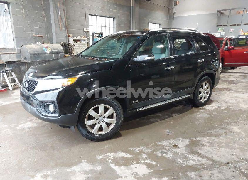 Photo 2 of 2012 Kia Sorento LX (VIN 5XYKTCA61CG264833)