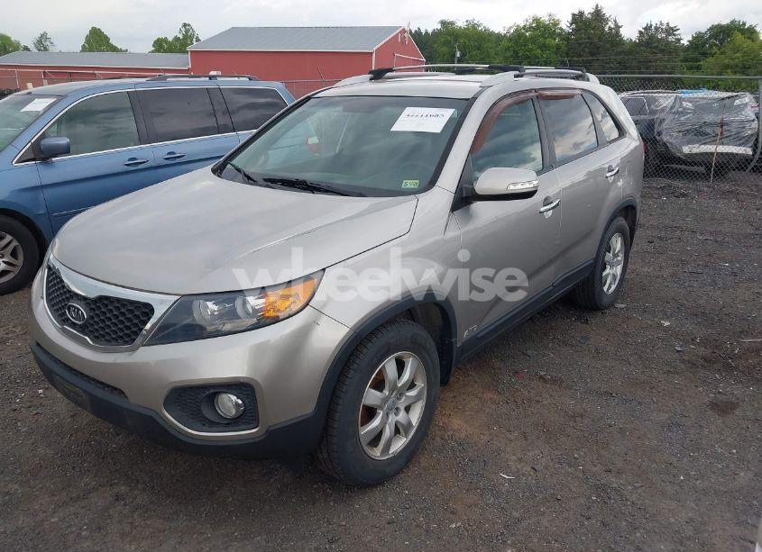 Photo 2 of 2012 Kia Sorento LX (VIN 5XYKTCA61CG278456)