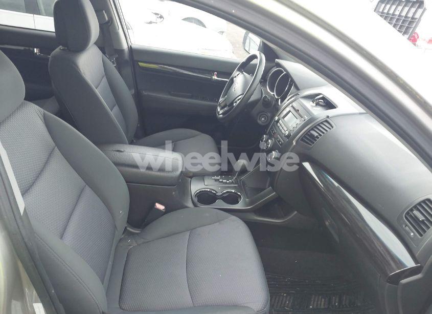 Photo 5 of 2012 Kia Sorento LX (VIN 5XYKTCA61CG278456)