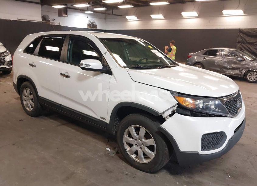 2013 Kia Sorento LX (VIN 5XYKTCA61DG332775) main photo