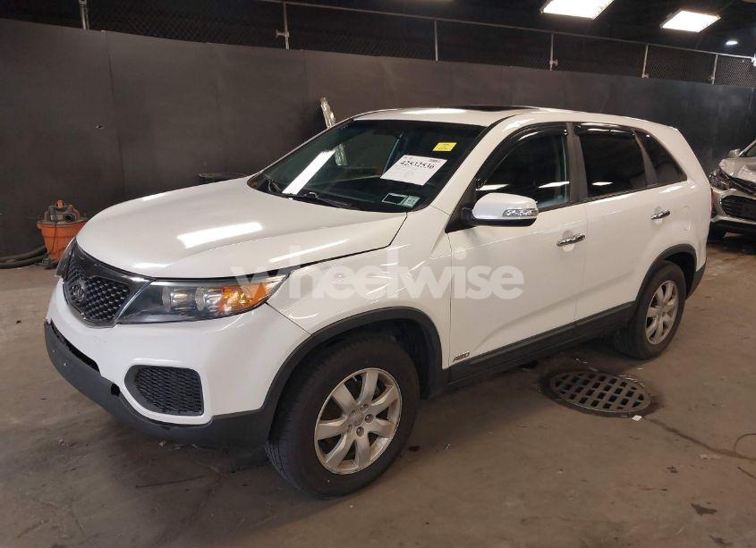 Photo 2 of 2013 Kia Sorento LX (VIN 5XYKTCA61DG332775)
