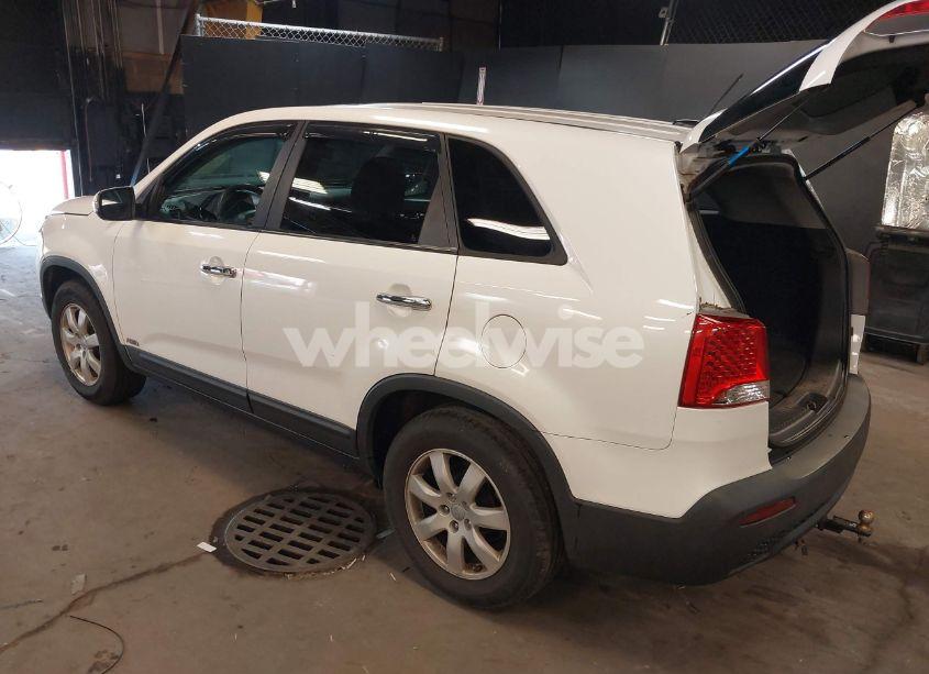 Photo 3 of 2013 Kia Sorento LX (VIN 5XYKTCA61DG332775)