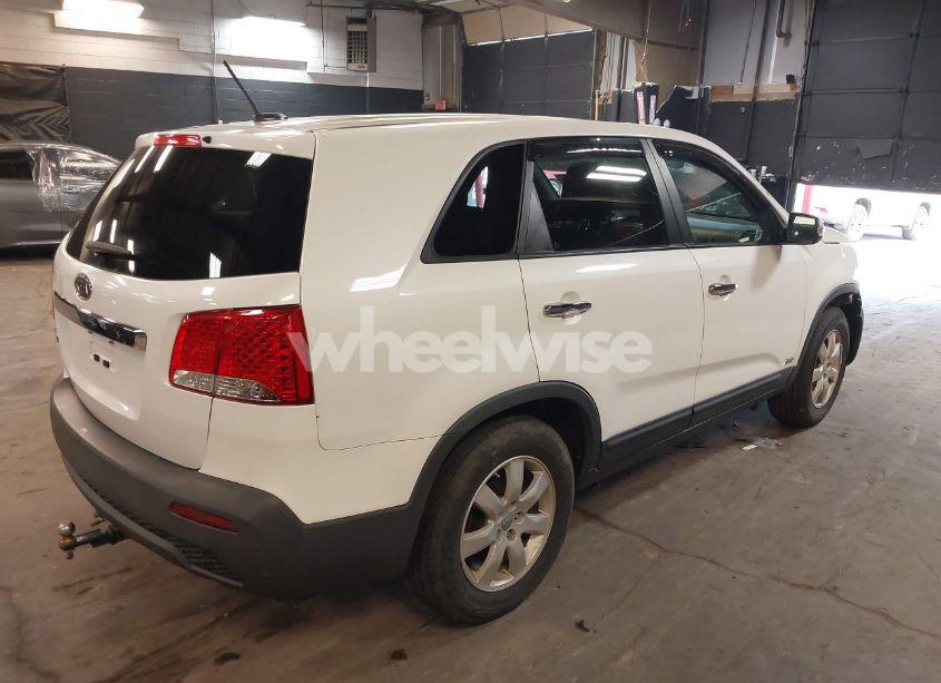 Photo 4 of 2013 Kia Sorento LX (VIN 5XYKTCA61DG332775)