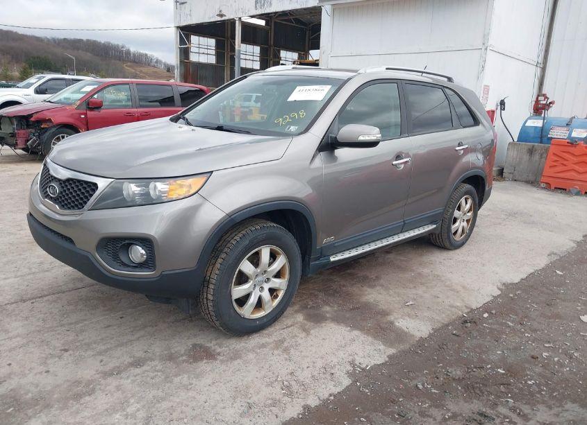 Photo 2 of 2013 Kia Sorento LX (VIN 5XYKTCA61DG349298)