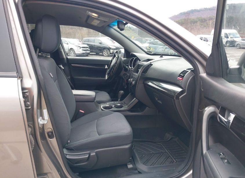 Photo 5 of 2013 Kia Sorento LX (VIN 5XYKTCA61DG349298)