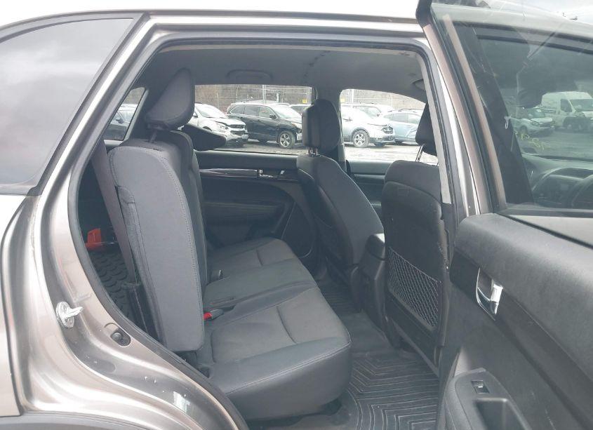 Photo 8 of 2013 Kia Sorento LX (VIN 5XYKTCA61DG349298)
