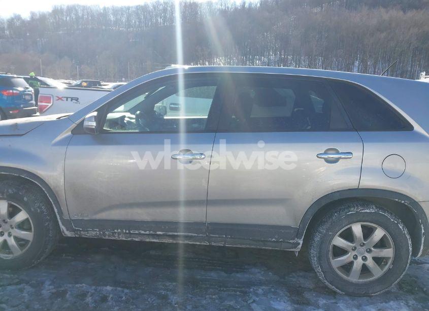 Photo 15 of 2013 Kia Sorento LX (VIN 5XYKTCA61DG371141)