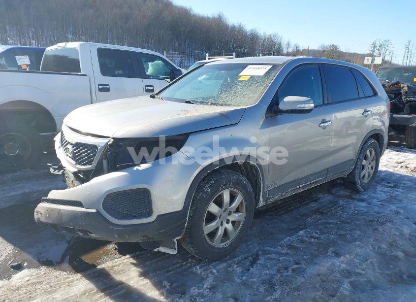 Photo 2 of 2013 Kia Sorento LX (VIN 5XYKTCA61DG371141)