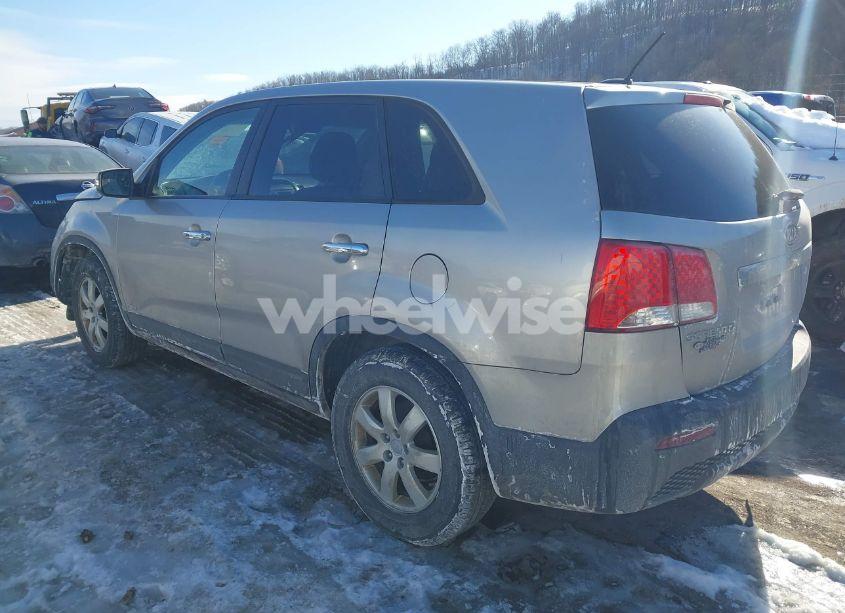 Photo 3 of 2013 Kia Sorento LX (VIN 5XYKTCA61DG371141)