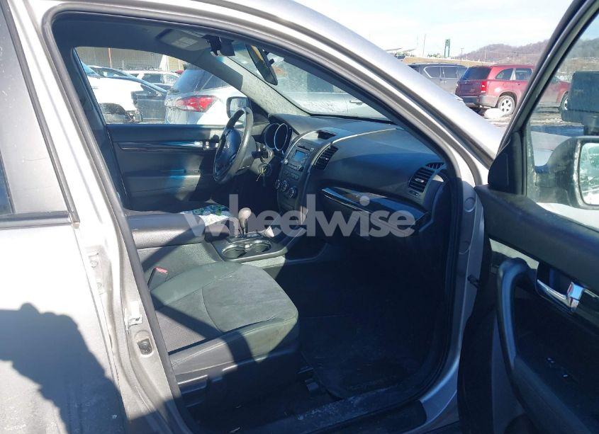 Photo 5 of 2013 Kia Sorento LX (VIN 5XYKTCA61DG371141)