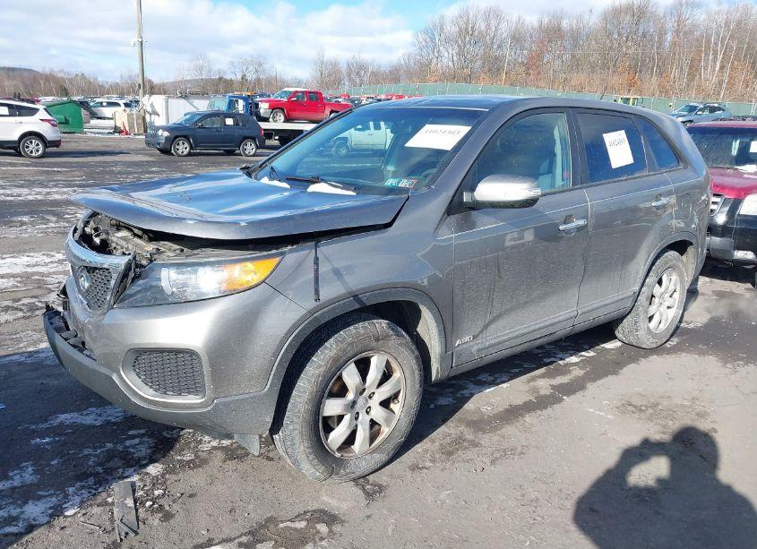 Photo 2 of 2013 Kia Sorento LX (VIN 5XYKTCA61DG406972)