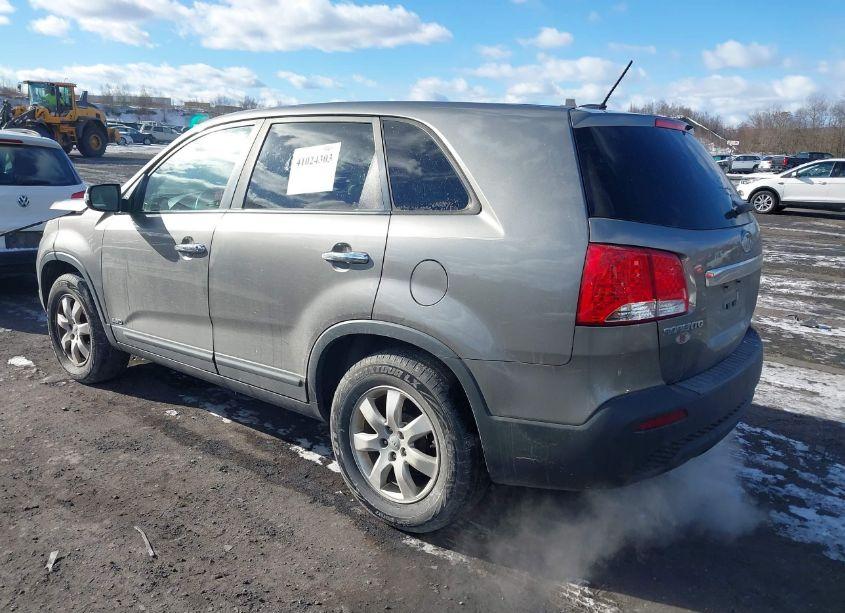 Photo 3 of 2013 Kia Sorento LX (VIN 5XYKTCA61DG406972)