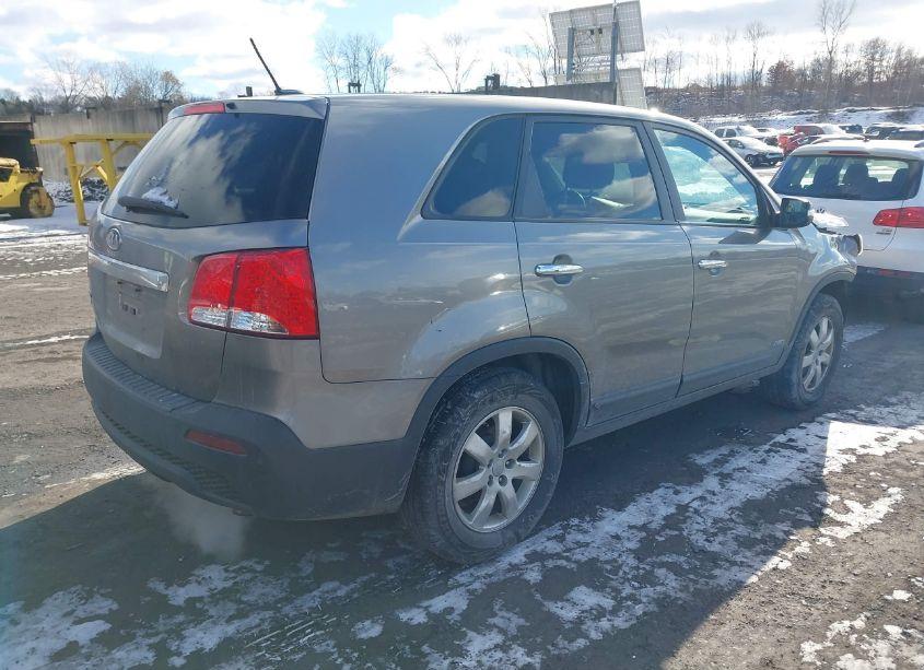 Photo 4 of 2013 Kia Sorento LX (VIN 5XYKTCA61DG406972)