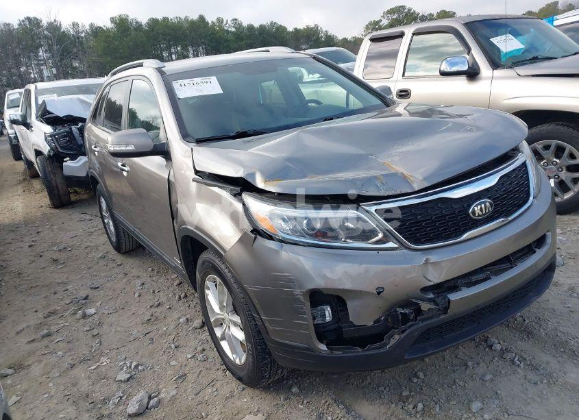 2015 Kia Sorento LX (VIN 5XYKTCA61FG616846) main photo
