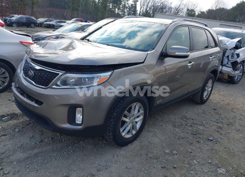 Photo 2 of 2015 Kia Sorento LX (VIN 5XYKTCA61FG616846)